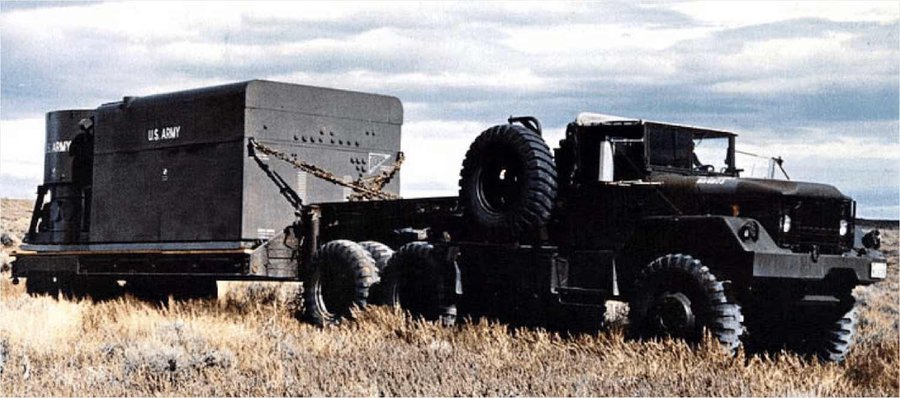 Prototyp ML-1 (hier: originalgroße Attrappe) eines mobilen militärischen Mini-AKW der US-Armee. Das Projekt wurde wegen zahlreicher technischer Probleme nach wenigen hundert Betriebstunden 1965 eingestellt
