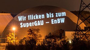 Projektion auf dem nächtlichen AKW Neckarwestheim: "Sie flicken bis zum Super-GAU - EnBW"