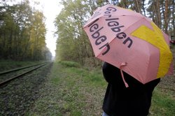 Gorleben-Demonstrantin an Schienen