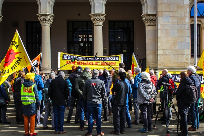 Demonstranten bei der Übergabe von Einwendungen vor dem Niedersächsischen Umweltministerium