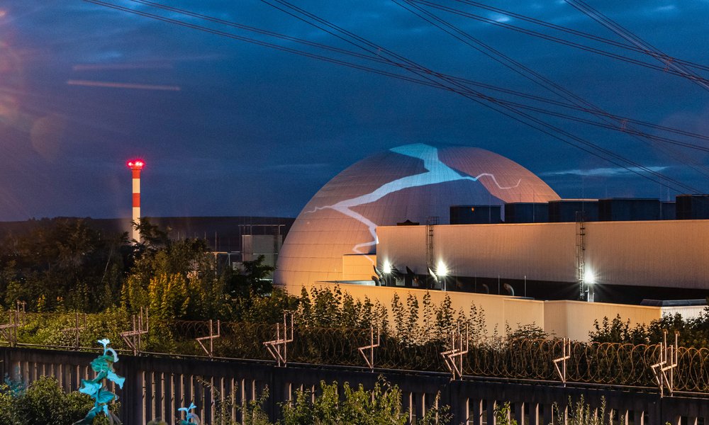 AKW Neckarwestheim mit Riss-Projektion