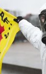 Mensch im Strahlenschutzanzug