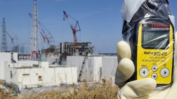 Messung mit Geigerzähler vor AKW Fukushima