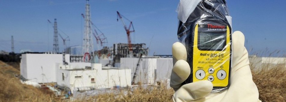 Messung mit Geigerzähler vor AKW Fukushima