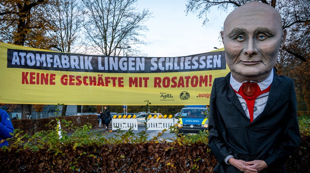 Foto: Putin-Maske mit Protestbanner gegen die Brennelementefabrik Lingen