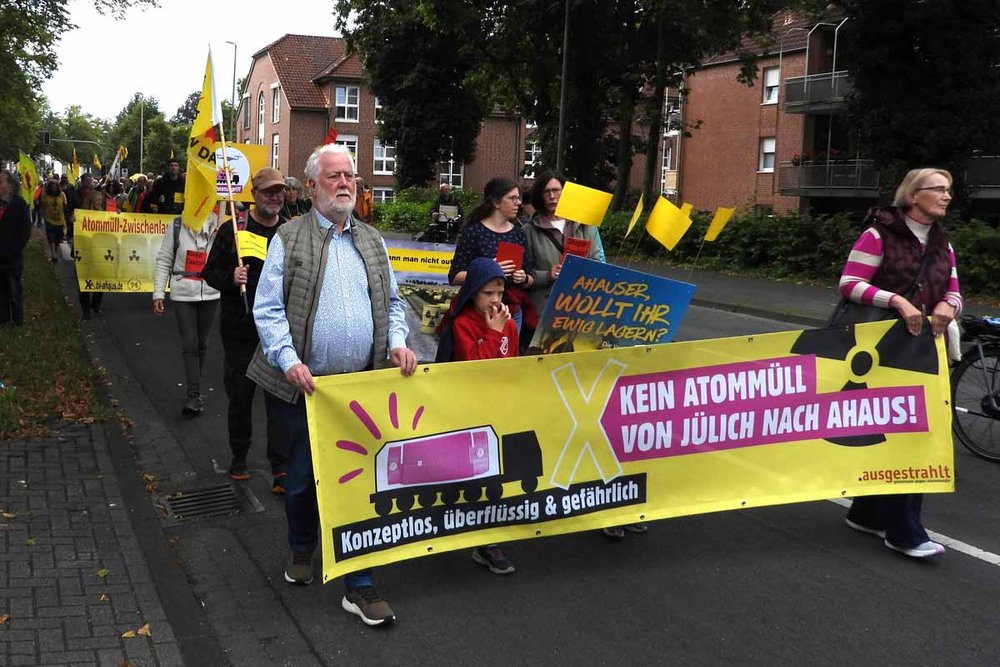 Foto: Demonstration mit Protestplakat "kein Atommüll von Jülcih nach Ahaus"