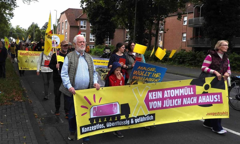 Foto: Demonstration mit Protestplakat "kein Atommüll von Jülcih nach Ahaus"
