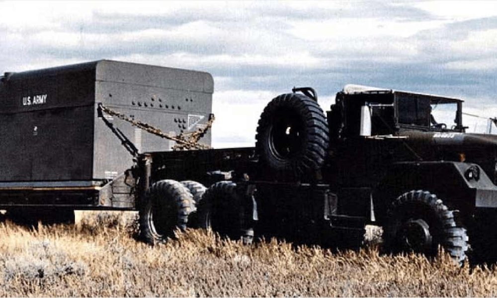 Prototyp ML-1 (hier: originalgroße Attrappe) eines mobilen militärischen Mini-AKW der US-Armee. Das Projekt wurde wegen zahlreicher technischer Probleme nach wenigen hundert Betriebstunden 1965 eingestellt