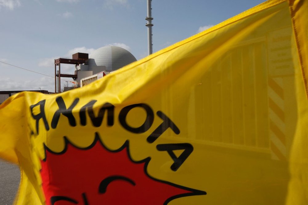 Anti-Atom-Fahne vor dem Atomkraftwerk Brokdorf