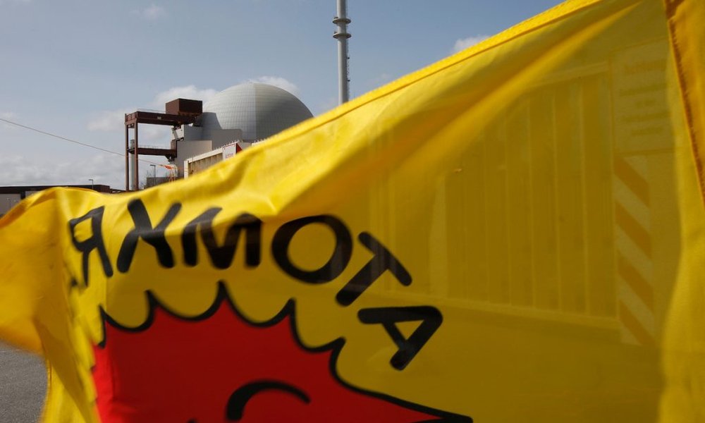Anti-Atom-Fahne vor dem Atomkraftwerk Brokdorf