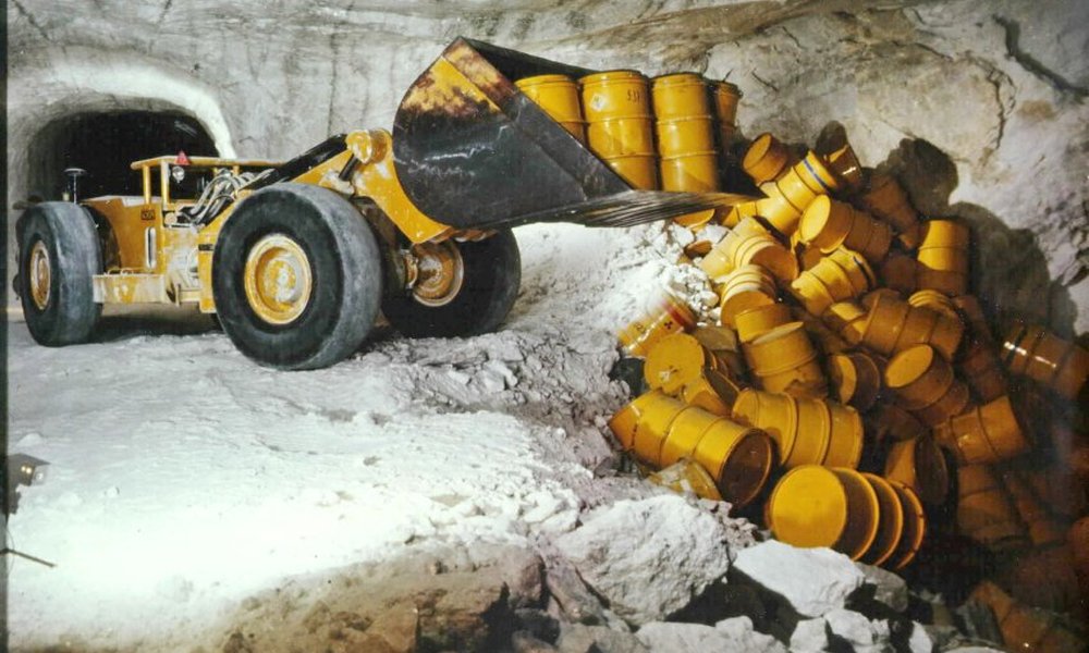 Foto: Ein Radlader kippt Atommüllfässer im Bergwerk Asse-2 ab