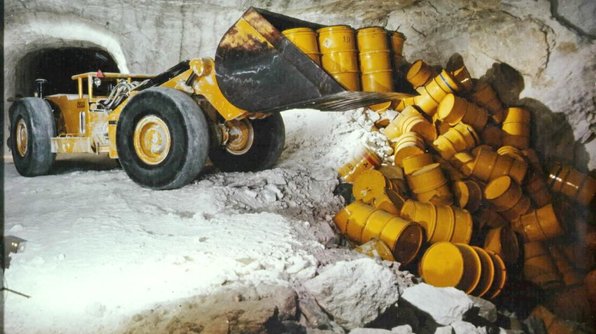 Foto: Ein Radlader kippt Atommüllfässer im Bergwerk Asse-2 ab