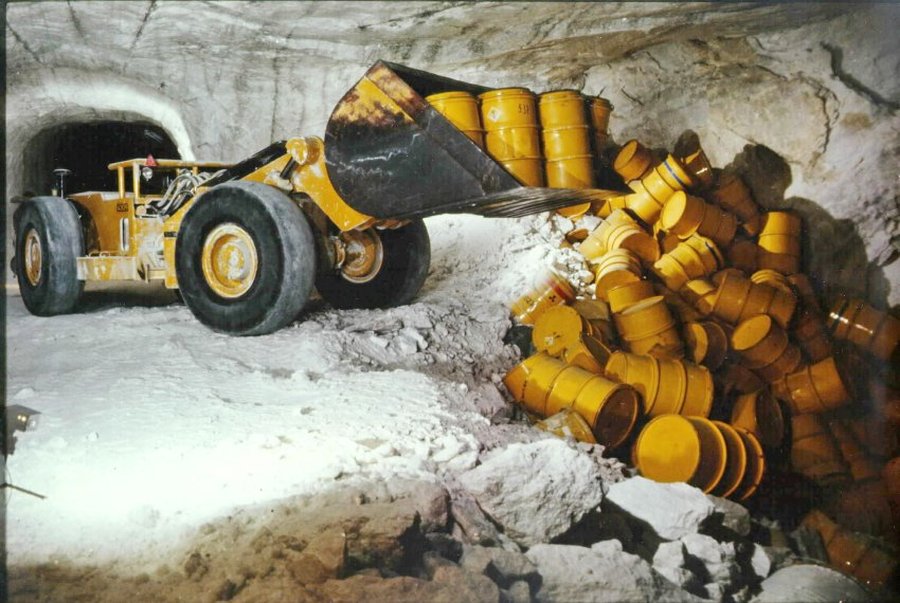 Foto: Ein Radlader kippt Atommüllfässer im Bergwerk Asse-2 ab