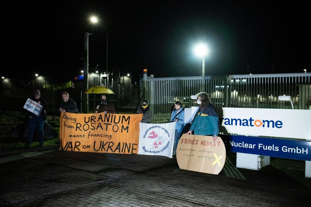Foto: Protest mit Bannern vor der Brennelementefabrik in Lingen