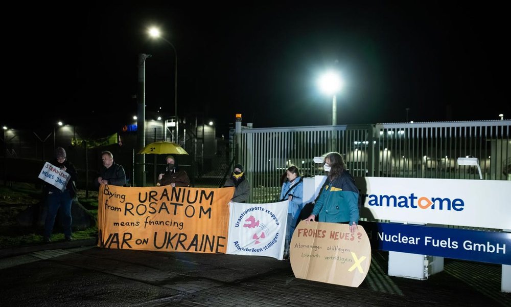Foto: Protest mit Bannern vor der Brennelementefabrik in Lingen