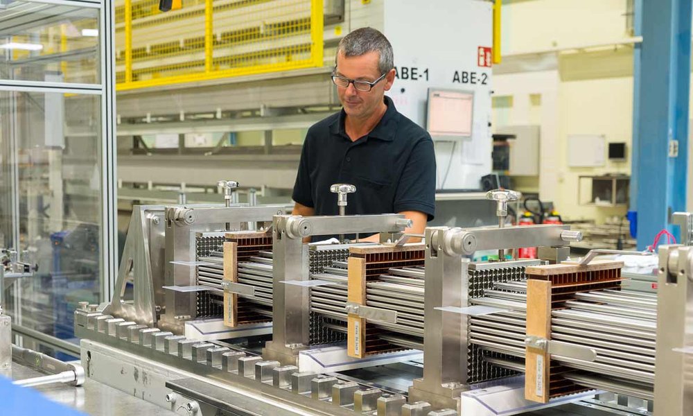 Foto: Ein Arbeiter fertigt ein Brennelemente, in Lingen