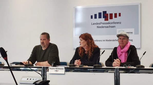 Foto: Helge Bauer von .ausgestrahlt und zwei andere Anti-Atom-Aktive sitzen bei der LandesPressekonferenz Nidersachsen