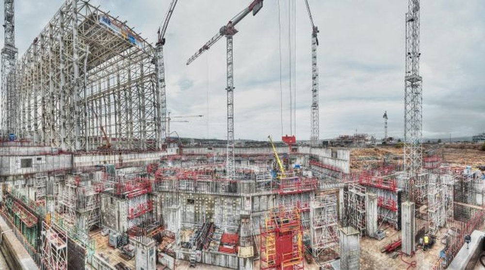 Rohbau der ITER-Baustelle mit zahlreichen Baukränen und Gerüsten.