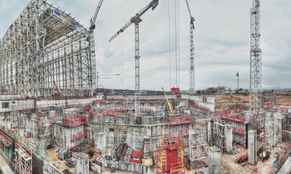 Rohbau der ITER-Baustelle mit zahlreichen Baukränen und Gerüsten.