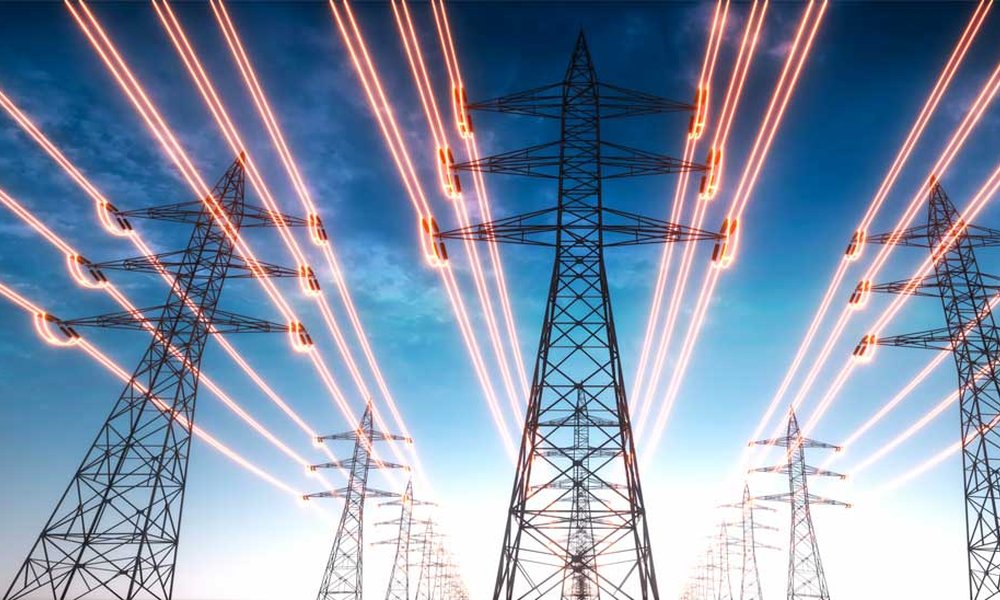 Montage: Hochspannungsmasten mit rot glühenden Stromleitungen