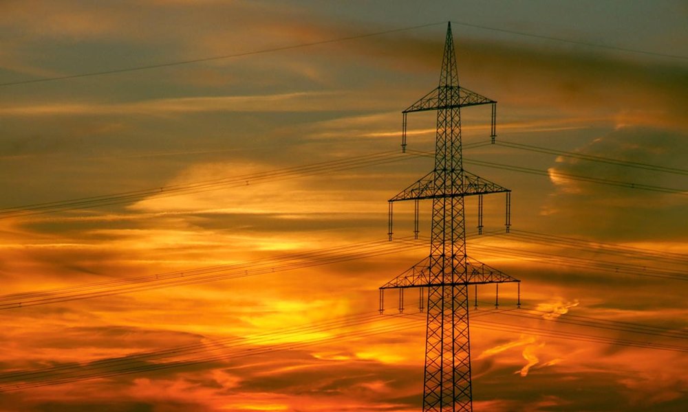 Foto: ein Strommast vor einem Sonnenuntergang