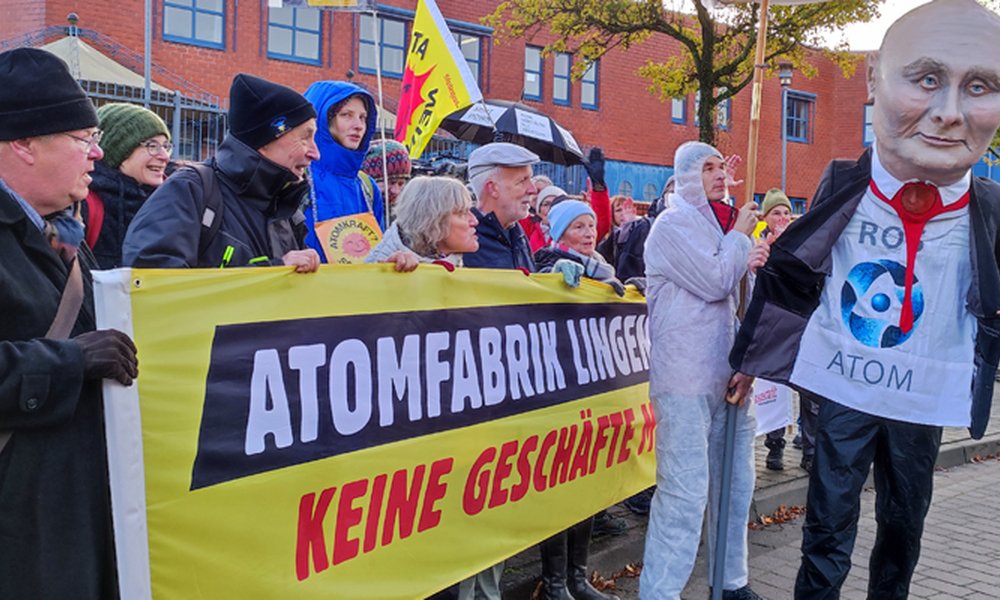 Foto: Proteste beim Eröterungstermin in Lingen, Menschen mit Protestbanner und einer Putin-Maske