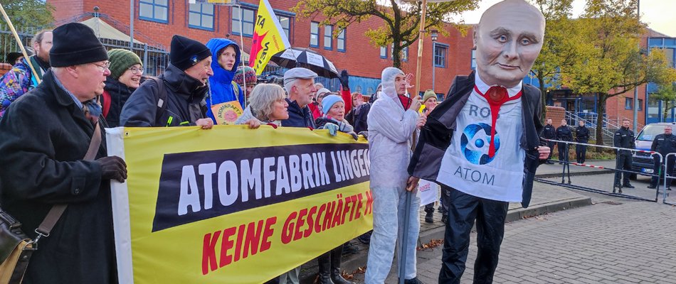 Foto: Proteste beim Eröterungstermin in Lingen, Menschen mit Protestbanner und einer Putin-Maske