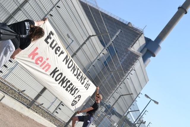 Protestplakat vor AKW Krümmel