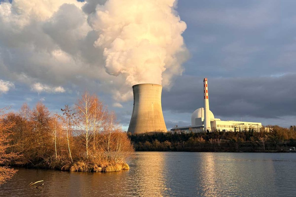 Das AKW Leibstadt in der Schweiz, aus dem Kühlturm steigt Wasserdampf auf