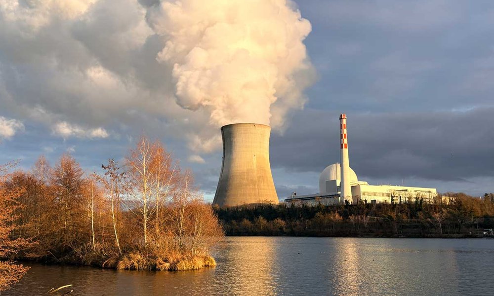Das AKW Leibstadt in der Schweiz, aus dem Kühlturm steigt Wasserdampf auf