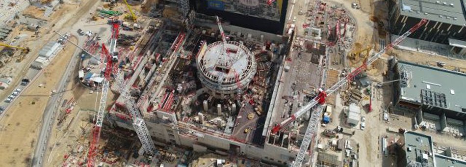Rohbau der ITER-Baustelle mit zahlreichen Baukränen und Gerüsten.