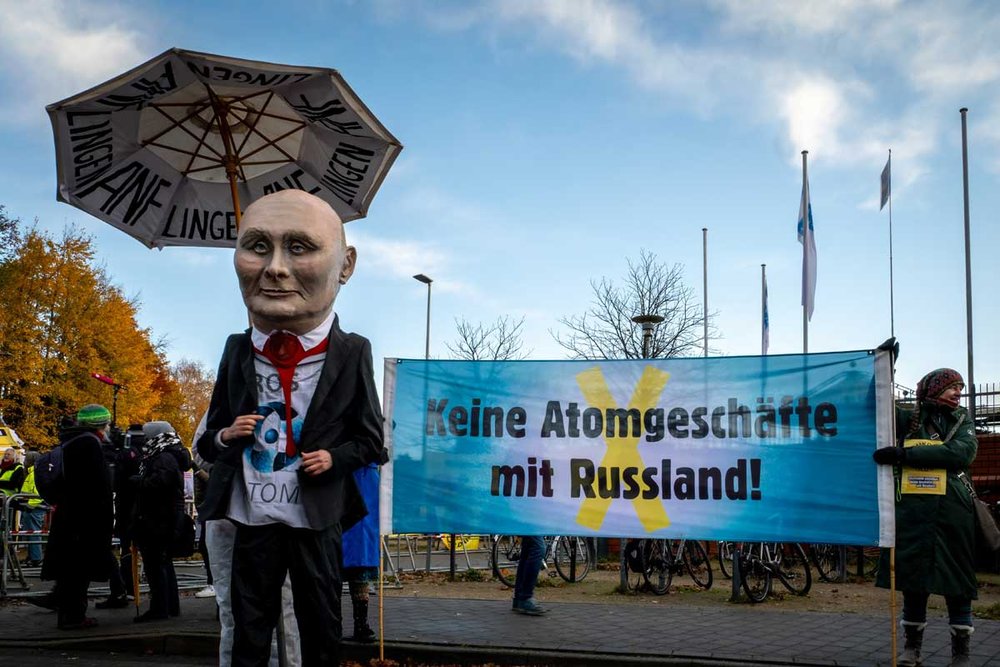 Eine lebensgroße Putin-Figur steht neben einem Banner mit der Aufschrift: "Keine Atomgeschäfte mi Russland"