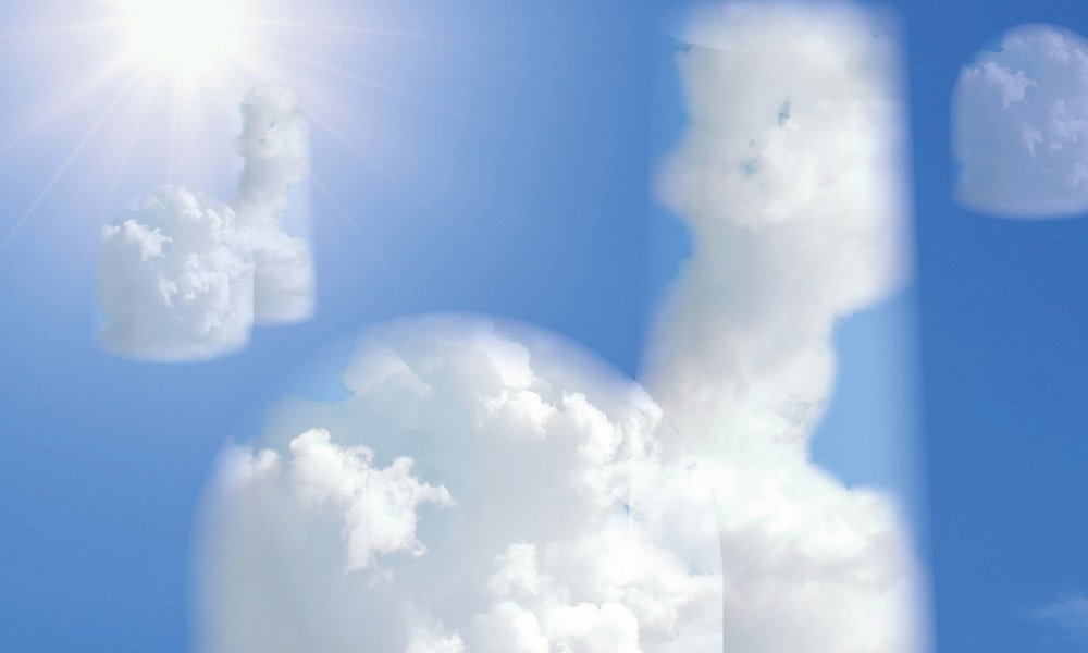 Montage: Wolken bilden ein Atomkraftwerk