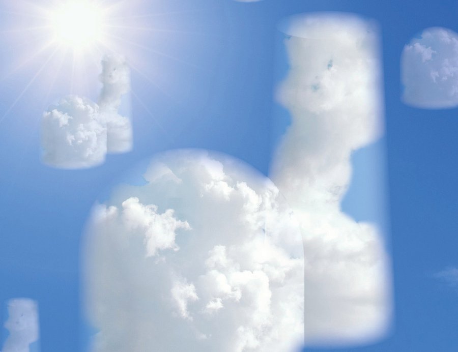 Montage: Wolken bilden ein Atomkraftwerk