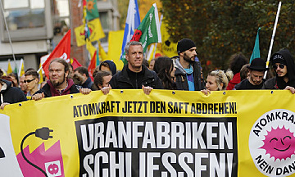 Foto: Demonstration in Lingen mit Protestbanner für die Schließung der Uranfabrik