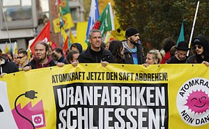 Foto: Demonstration in Lingen mit Protestbanner für die Schließung der Uranfabrik