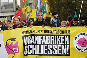 Foto: Demonstration in Lingen mit Protestbanner für die Schließung der Uranfabrik