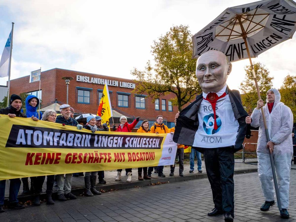 Eine lebensgroße Putin-Figur steht neben einem Banner mit der Aufschrift: "Atomfabrik Lingen schließen"
