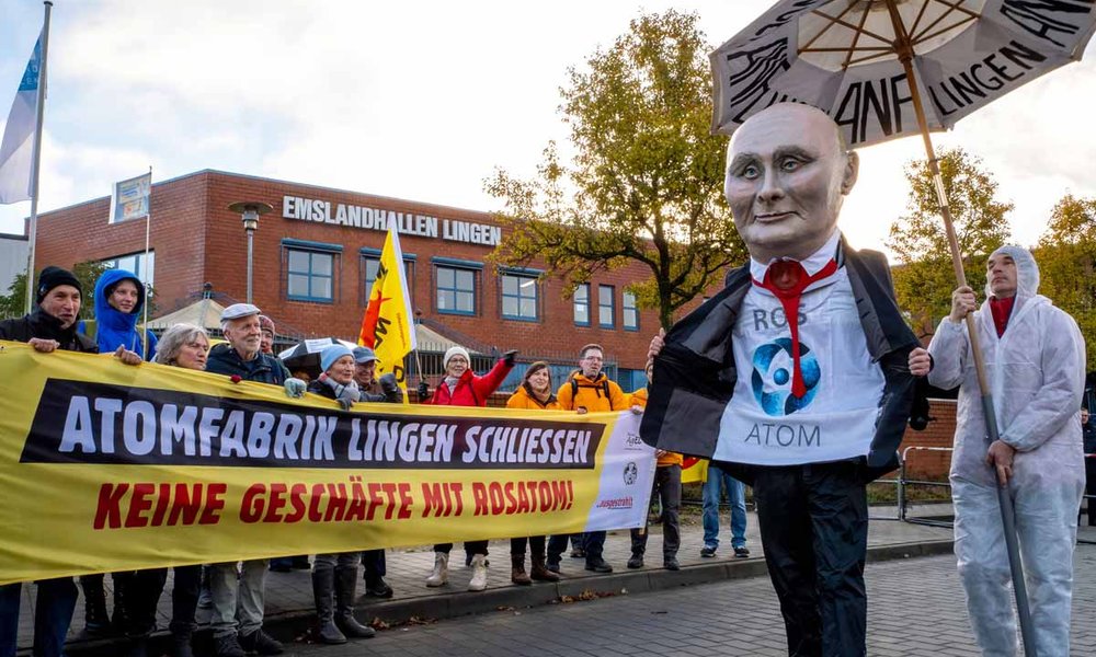 Eine lebensgroße Putin-Figur steht neben einem Banner mit der Aufschrift: "Atomfabrik Lingen schließen"