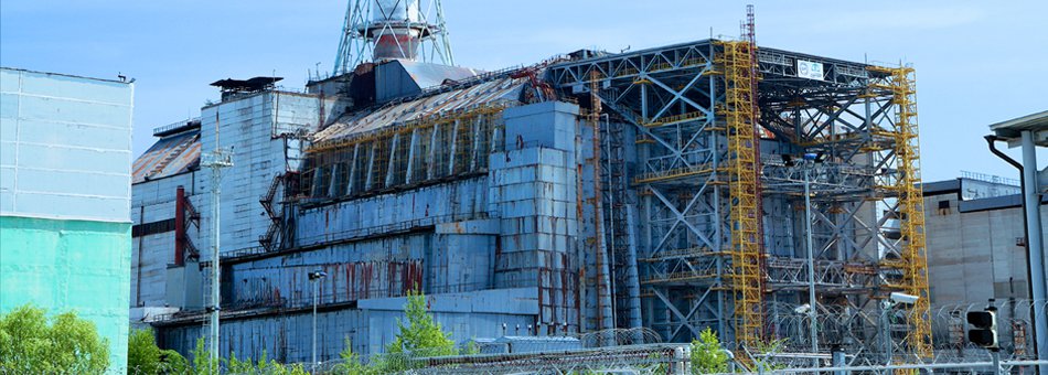 Reaktor-Ruine mit Sarkophag in Tschernobyl 2011