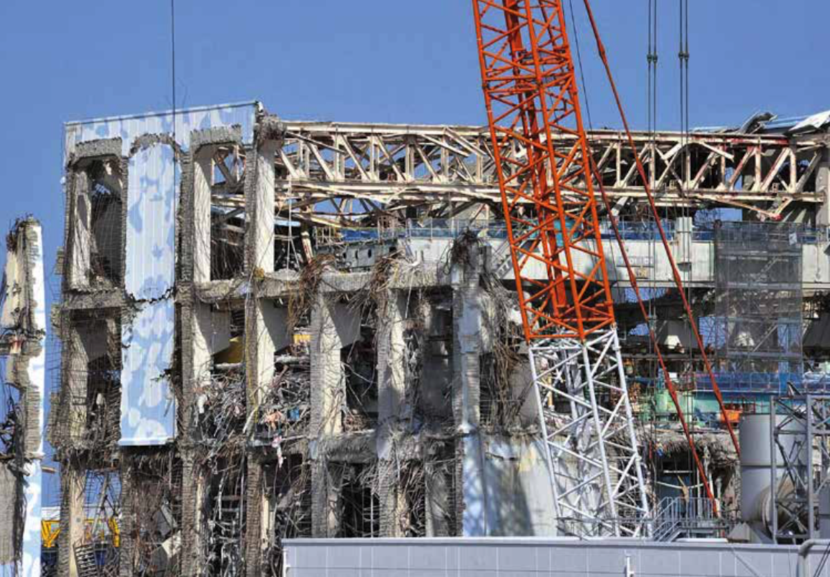 Atomkraft „nachhaltig“? Die Fassade ist brüchig ... Block 4 des AKW Fukusima-Daiichi ein Jahr nach Beginn der Katastrophe