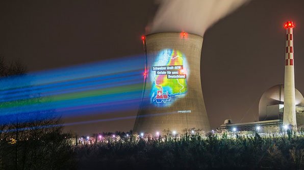 Eine Projektion auf der Kuppel eines AKW in der Schweiz