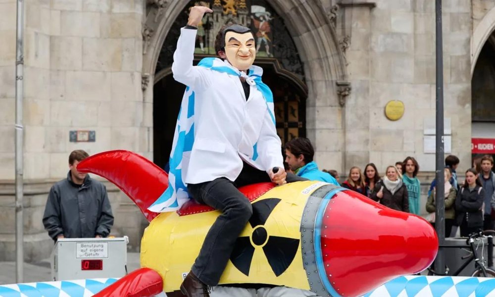 Protest in München 2018 mit einer Söder-Figur, die auf einer Atombombe reitet