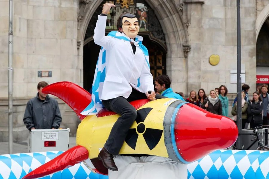 Protest in München 2018 mit einer Söder-Figur, die auf einer Atombombe reitet