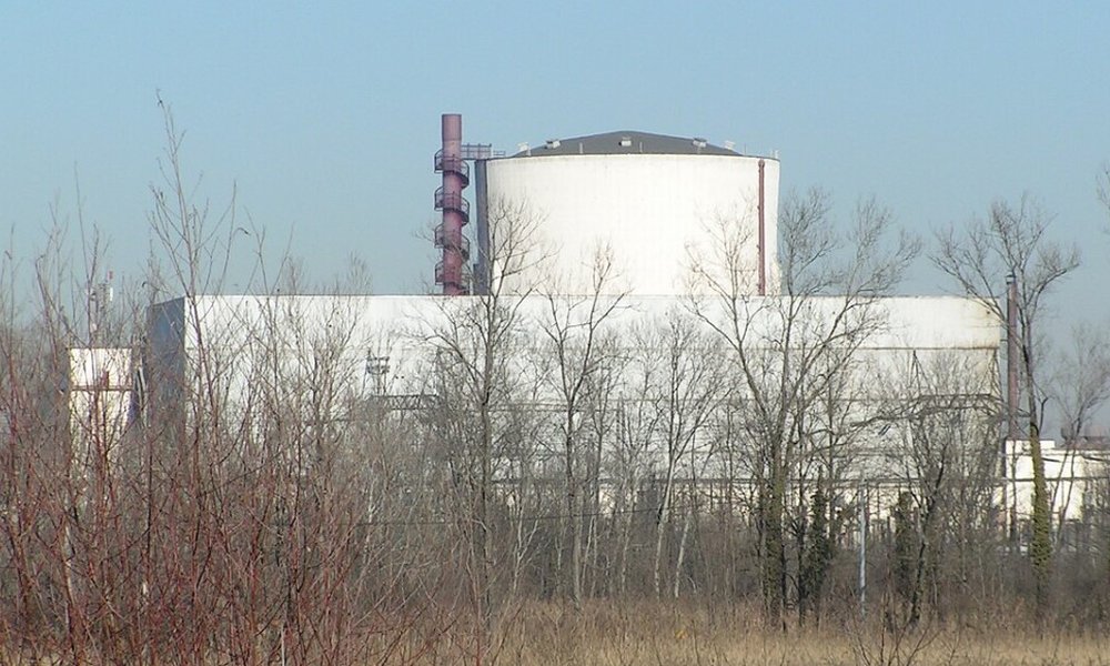 Foto: Das italienische Atomkraftwerk Caorso, hinter Bäumen.