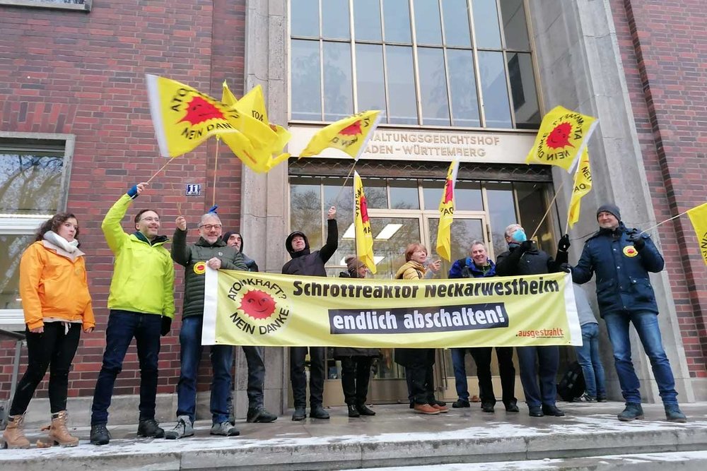 Foto: Anti-Atom-Protest vor dem VGH Mannheim am Tag der Klage gegen das AKW Neckarwestheim
