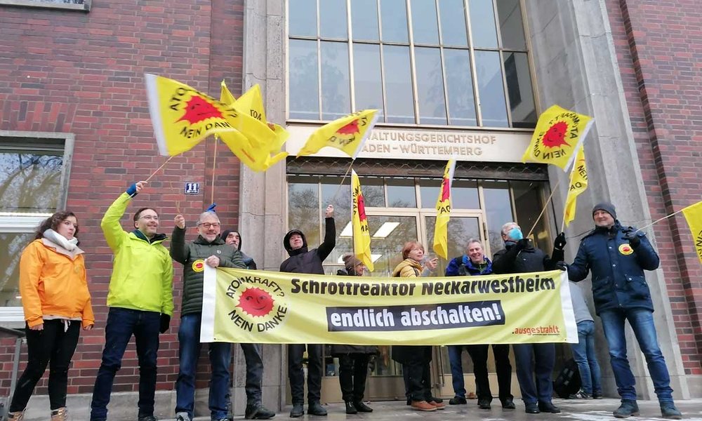 Foto: Anti-Atom-Protest vor dem VGH Mannheim am Tag der Klage gegen das AKW Neckarwestheim