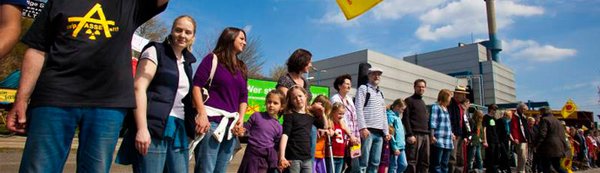 2010: Anti-Atom-Menschenkette vor dem AKW Krümmel