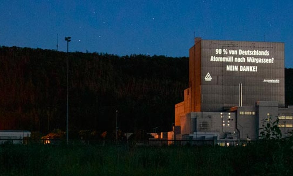 Foto: Projektion auf das AKW-Gebäude in Würgassen