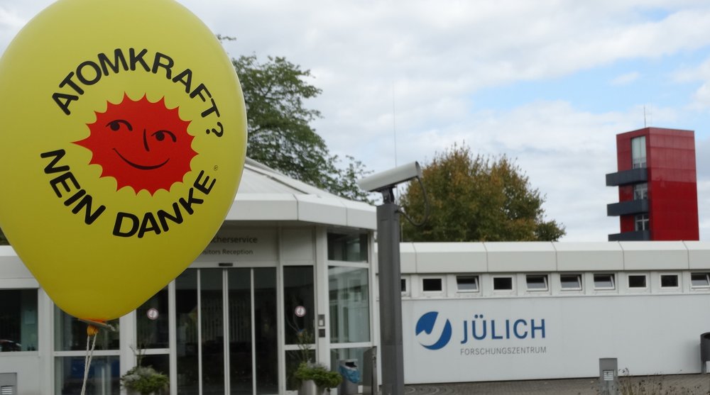 Foto: Luftballon mit dem Schriftzug "Atomkraft? Nein Danke" vor dem Tor des Forschungszentrum Jülich